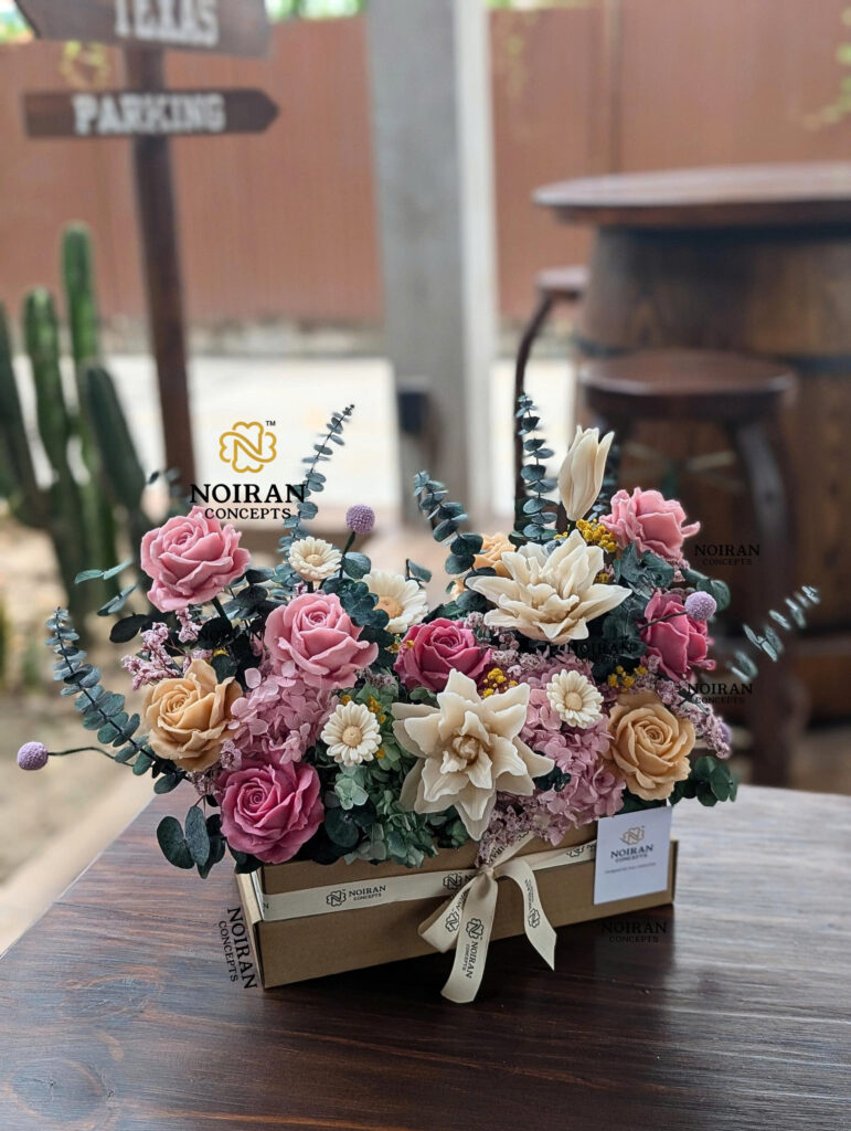 Hộp hoa nến thơm Garden Box No.1 với hoa nến thủ công của Noiran Concepts